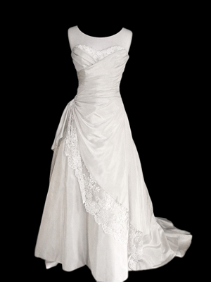 Moron Kuehnert will open the Wedding Dress Auction Event with this Maggie Sottero size 8 gown, which has a suggested retail price of $1,349. Estimate: $350-$700. Image courtesy of Morton Kuehnert.